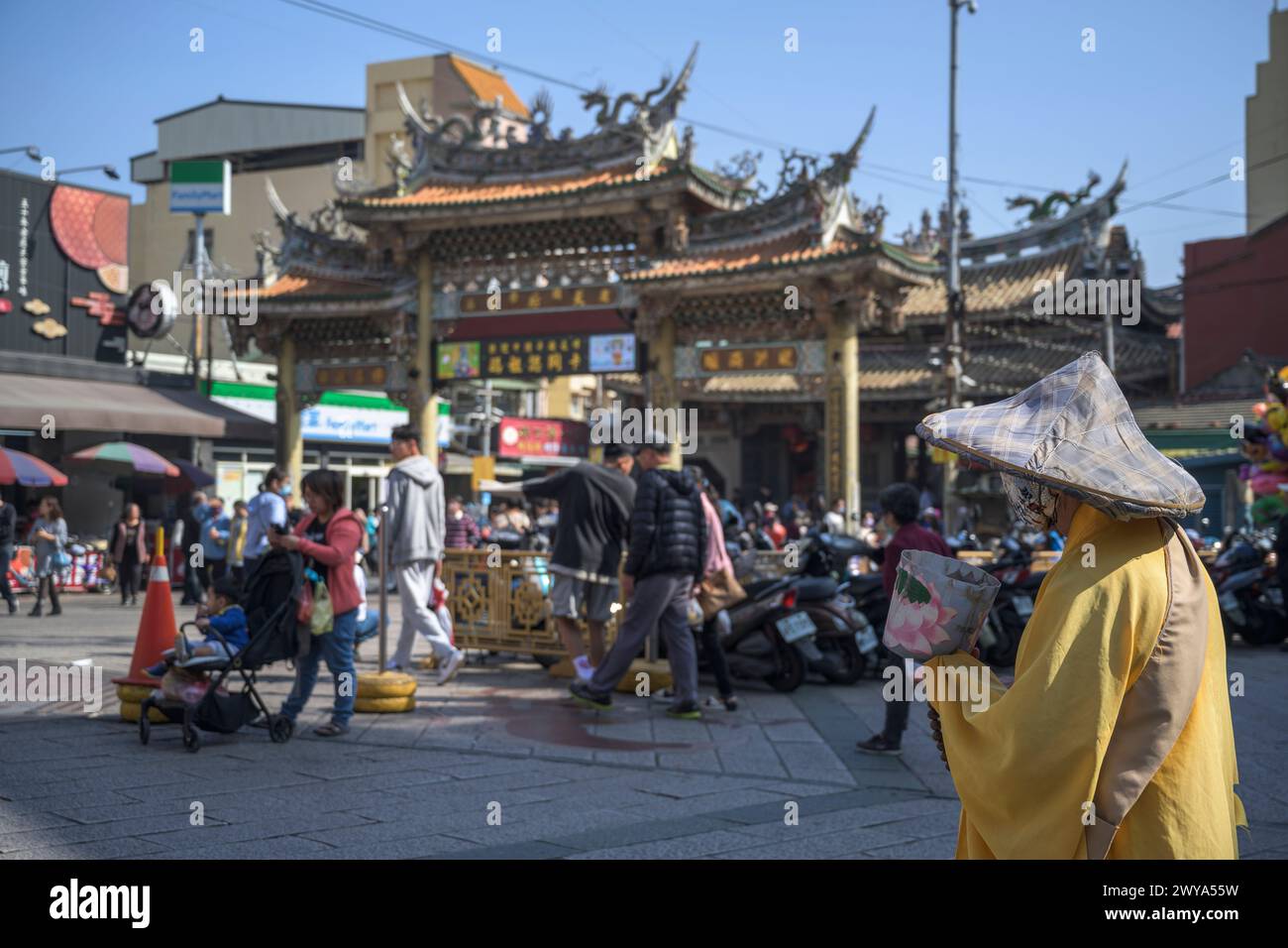 Una vivace scena all'ingresso del tempio di Mazu con una strada piena di venditori ambulanti, visitatori e pellegrini che implorano Foto Stock