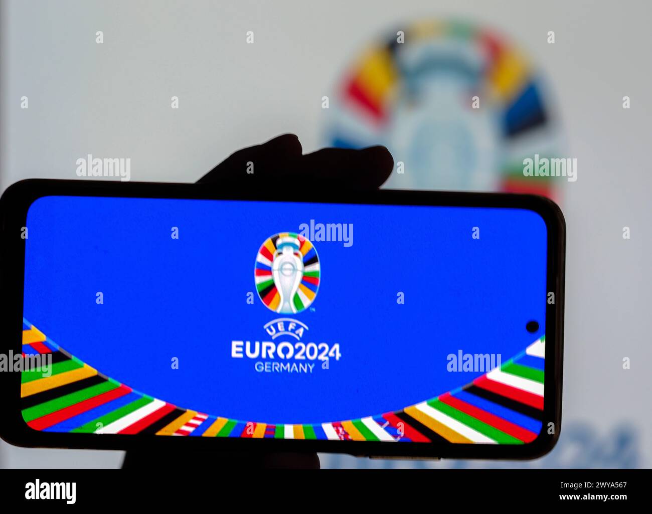 Germania - 5 aprile 2024: In questa immagine, il logo del Campionato europeo di calcio UEFA 2024 (UEFA Euro 2024) è stato visualizzato su una smartp Foto Stock