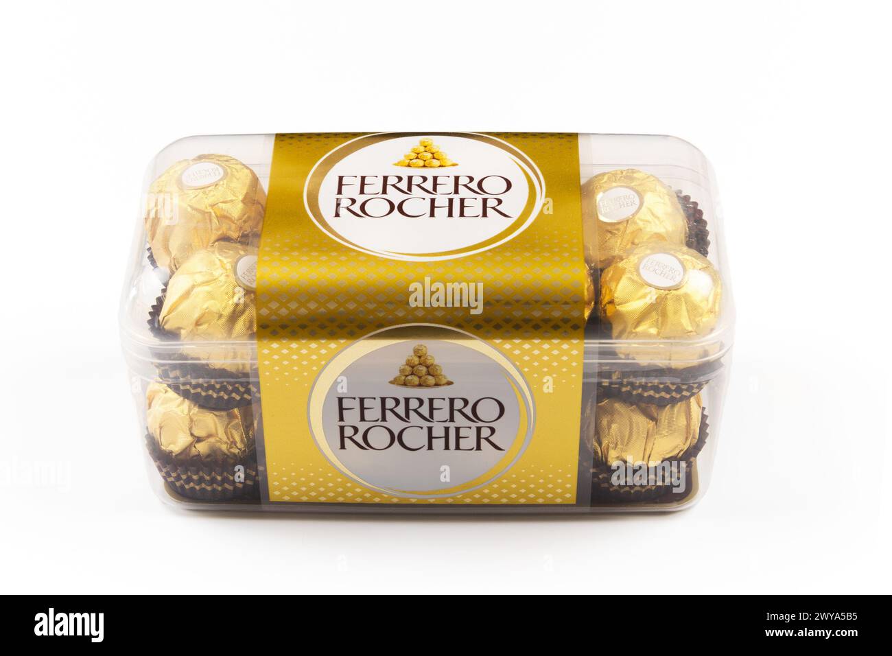 Scatola di cioccolatini Ferrero Rocher isolati su sfondo bianco Foto Stock