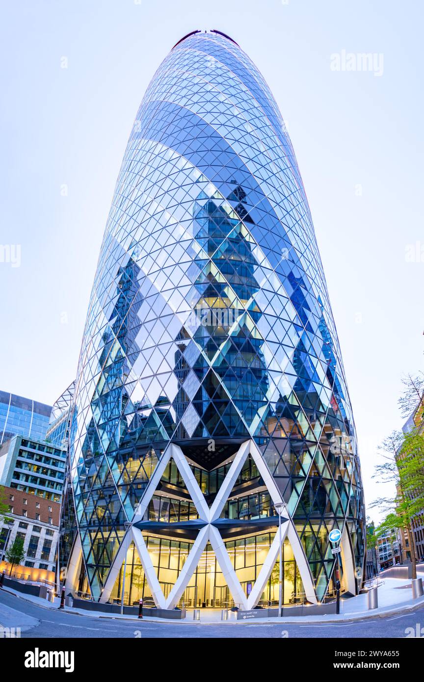 Londra, Regno Unito - 20 maggio 2023: The Gherkin, formalmente 30 St Mary Axe e precedentemente noto come Swiss Re Building, un grattacielo di vetro commerciale a Londra Foto Stock