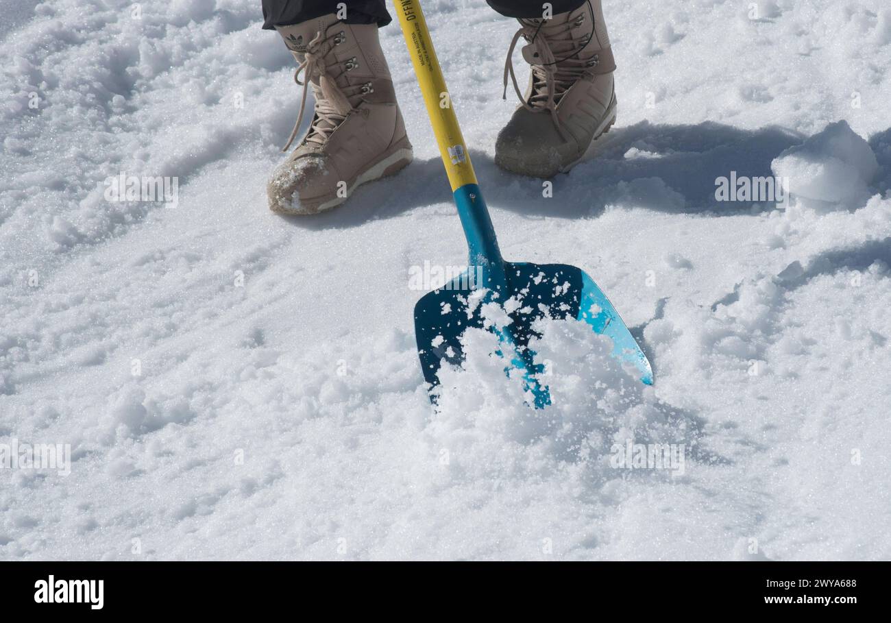 persona che ha effettuato la rimozione della neve con una pala da neve in inverno la rimozione della neve con una pala da neve in inverno Foto Stock