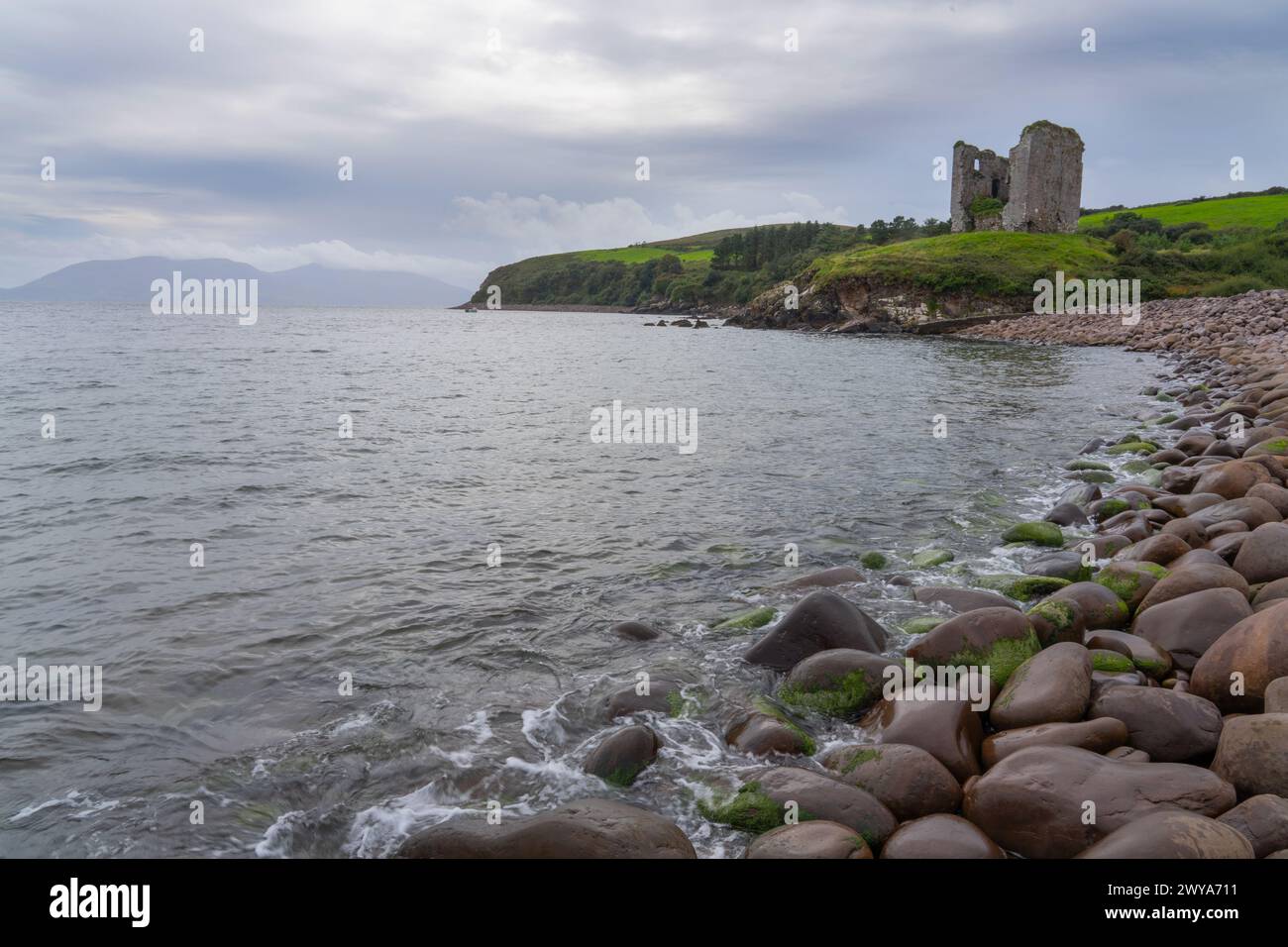Minard Beach e Minard Castle, Kilmurry, Banogue, Co Kerry, Irlanda Foto Stock