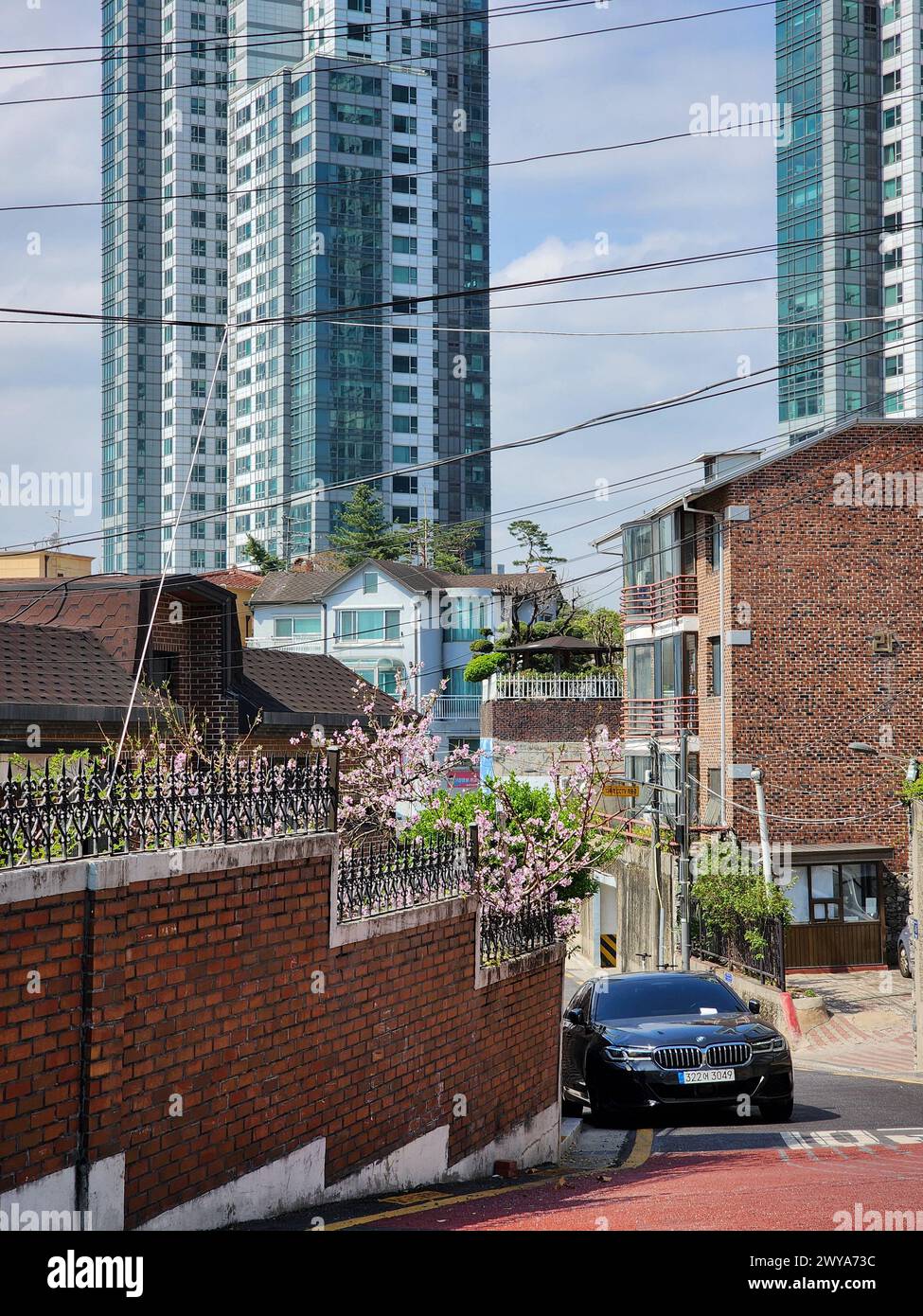 Gangnam-GU, Seoul, Corea del Sud - BMW berlina parcheggiata tra residenze di lusso a Samseong-dong. Foto Stock