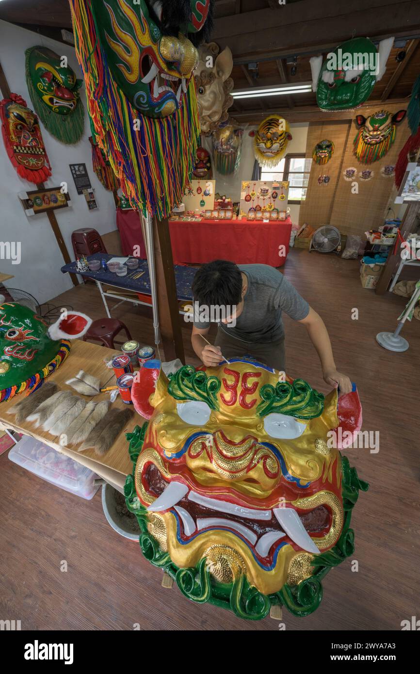 Primo piano di un dipinto artigianale disegni elaborati su una brillante scultura di drago dorato Foto Stock