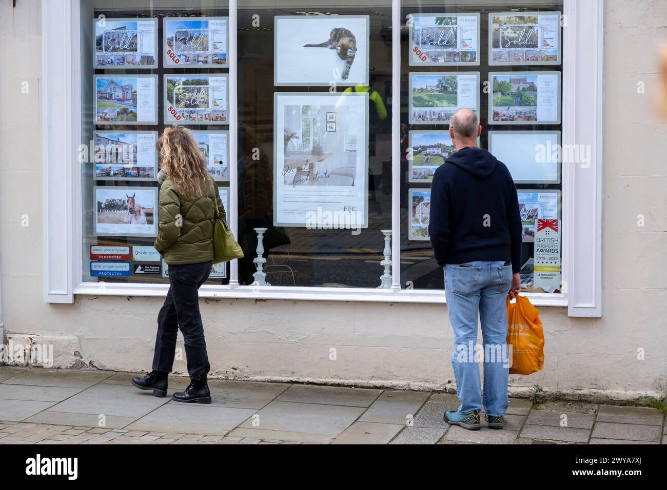 Negozio di piccole imprese per un agente immobiliare il 30 marzo 2024 a Stroud, Regno Unito. L'edilizia abitativa nel Regno Unito è un fattore e una misura molto importanti nell'economia, poiché i prezzi delle abitazioni e il mercato immobiliare continuano a salire, determinando il prezzo di molte persone con redditi più bassi che possiedono le proprie case. Stroud è una città commerciale e parrocchia civile del Gloucestershire. Foto Stock