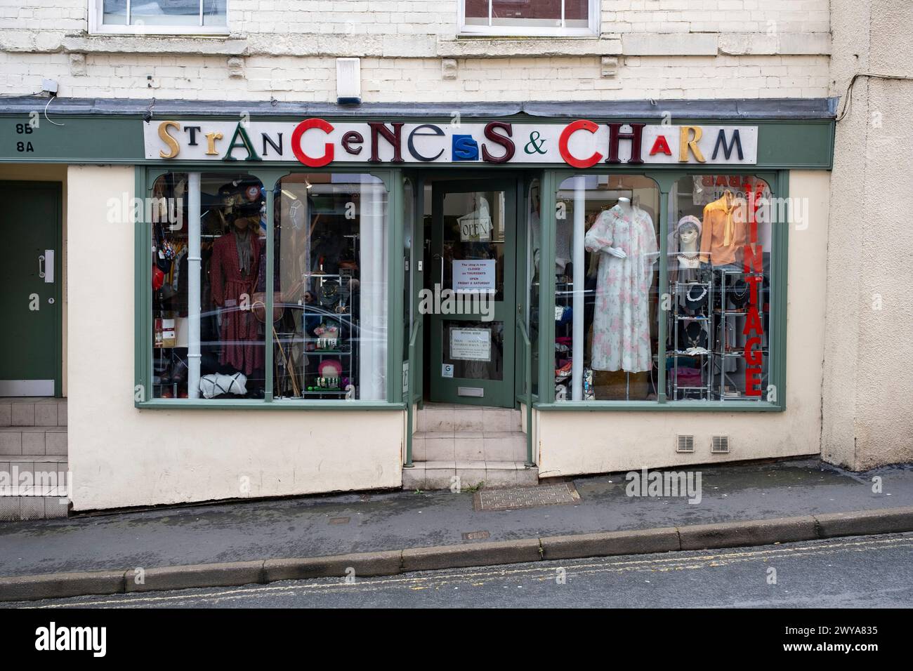 Stranezza e fascino abiti vintage e curiosità acquistano il 30 marzo 2024 a Stroud, Regno Unito. Stroud è una città commerciale e parrocchia civile del Gloucestershire. Foto Stock