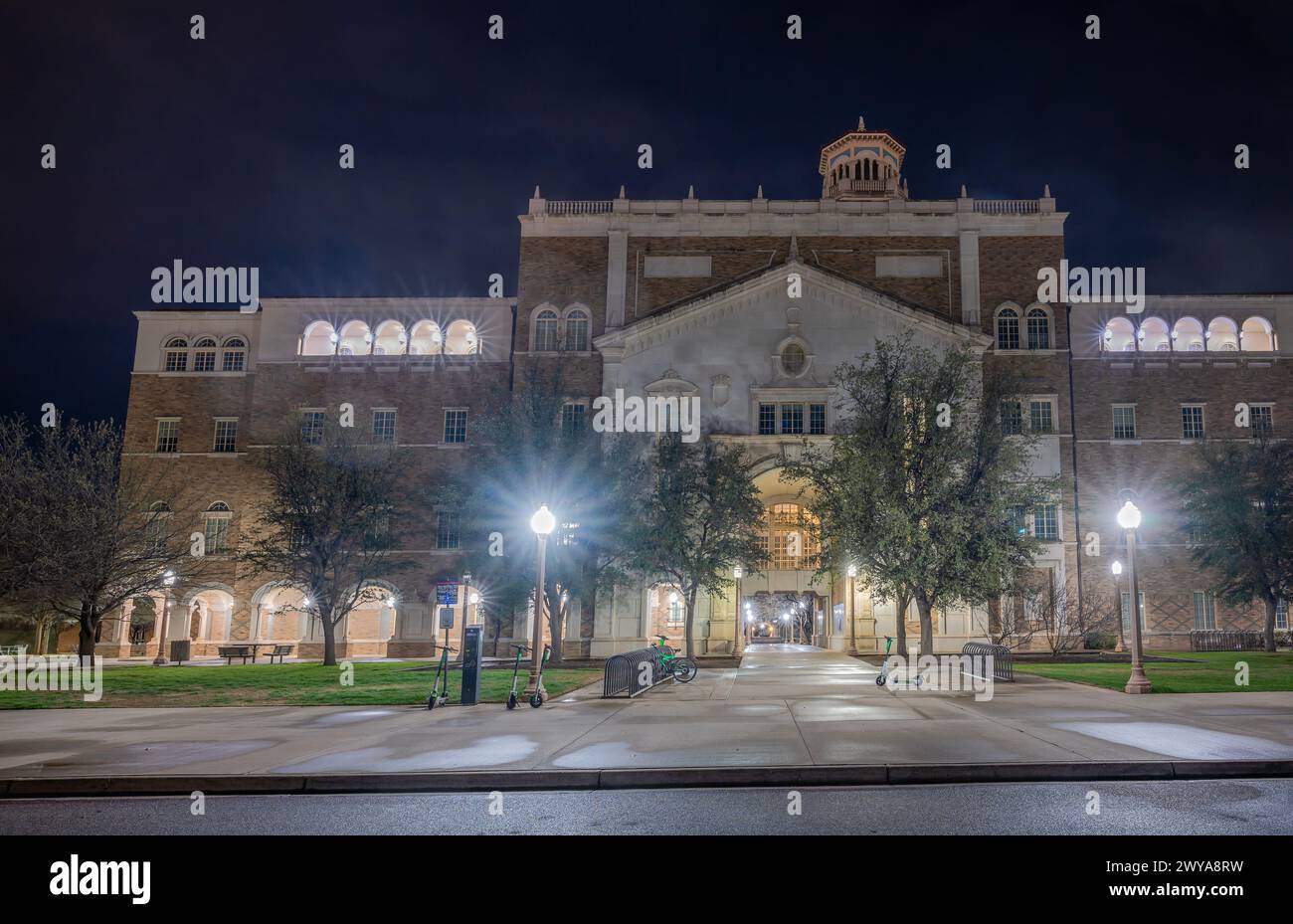 Passerella attraverso l'edificio English-Humanities della Texas Tech University di Lubbock, Texas, USA Foto Stock