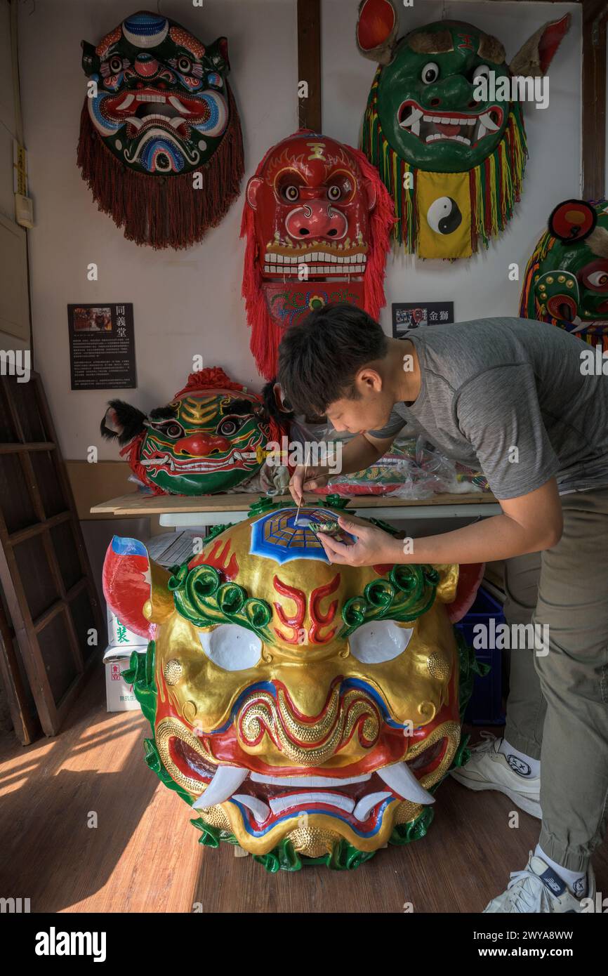 Primo piano di un dipinto artigianale disegni elaborati su una brillante scultura di drago dorato Foto Stock