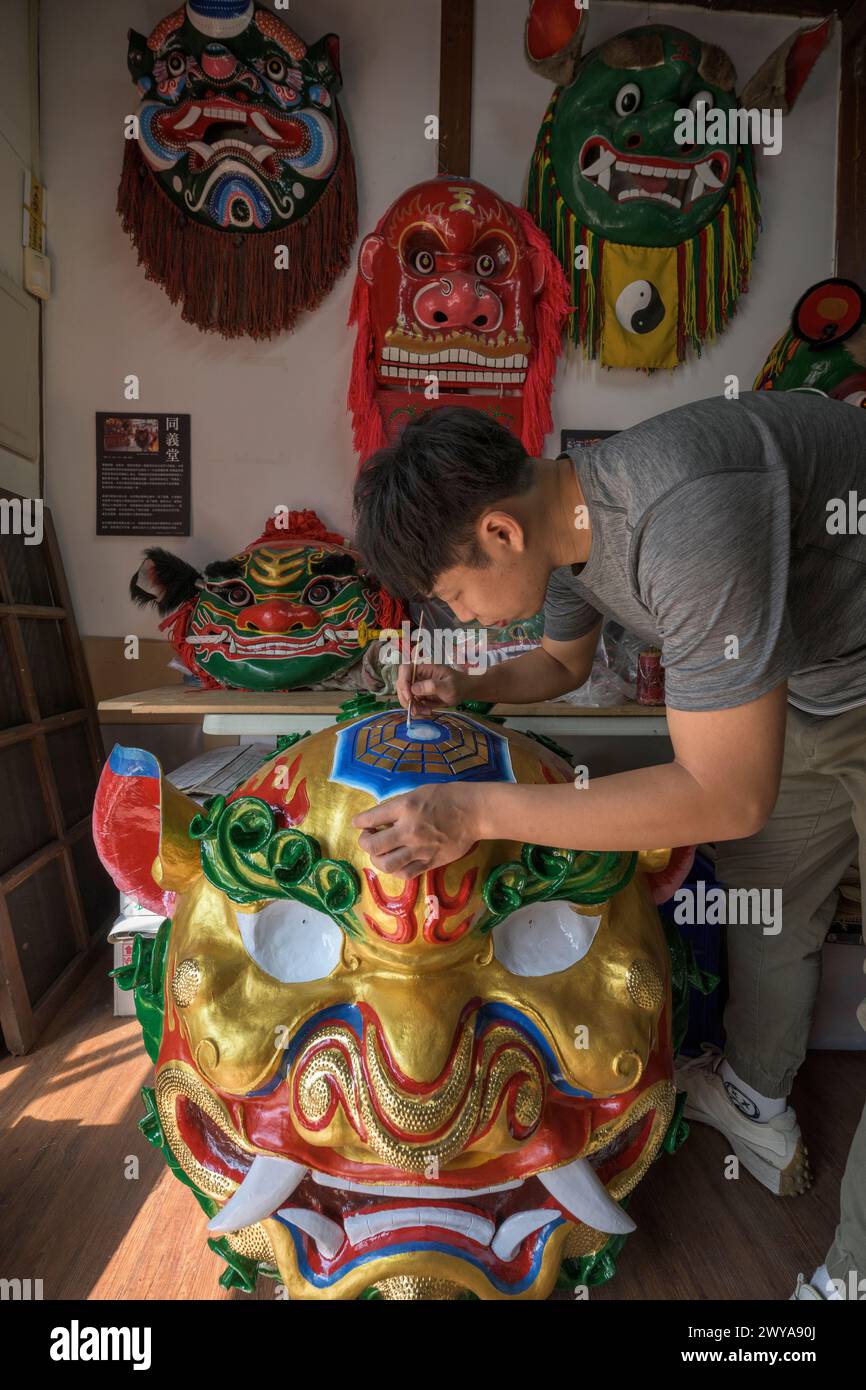 Primo piano di un dipinto artigianale disegni elaborati su una brillante scultura di drago dorato Foto Stock