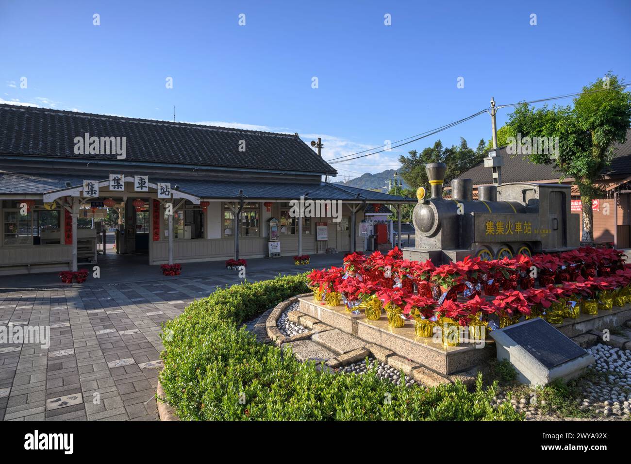Una piattaforma deserta presso la stazione ferroviaria di Jiji che offre uno sguardo nostalgico nel passato con uno sfondo panoramico di montagna Foto Stock