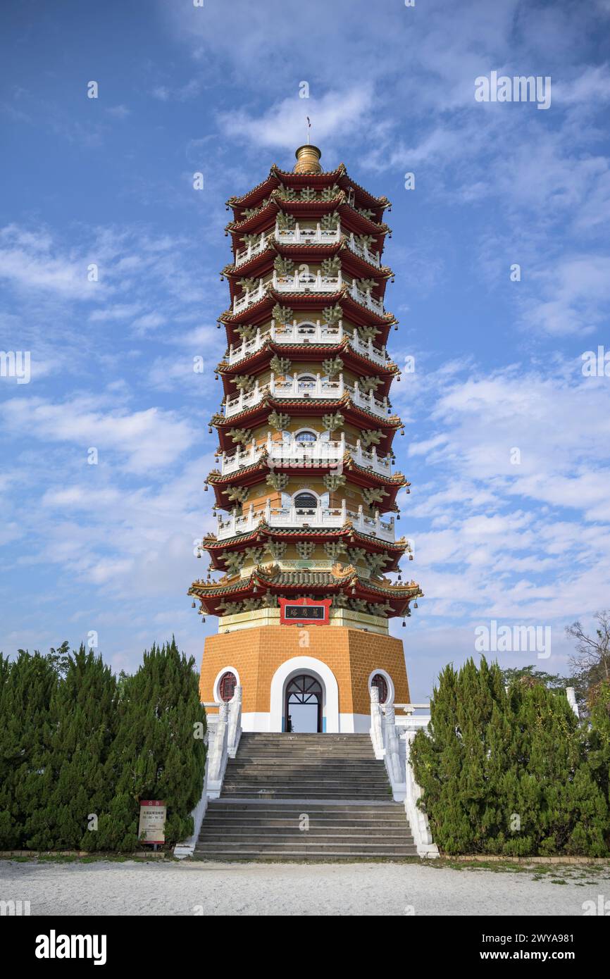 Ci'en Pagoda a più livelli contro un cielo azzurro che mette in mostra disegni intricati e significato culturale Foto Stock