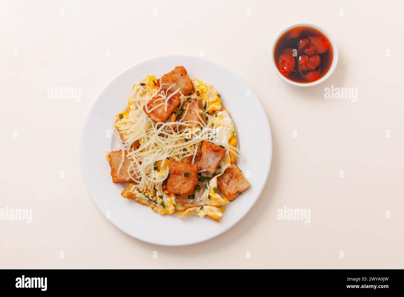 Bot Chien, noto anche come Vietnames, torta di farina di riso fritta con uova, cibo vietnamita isolato su sfondo bianco, vista dall'alto Foto Stock