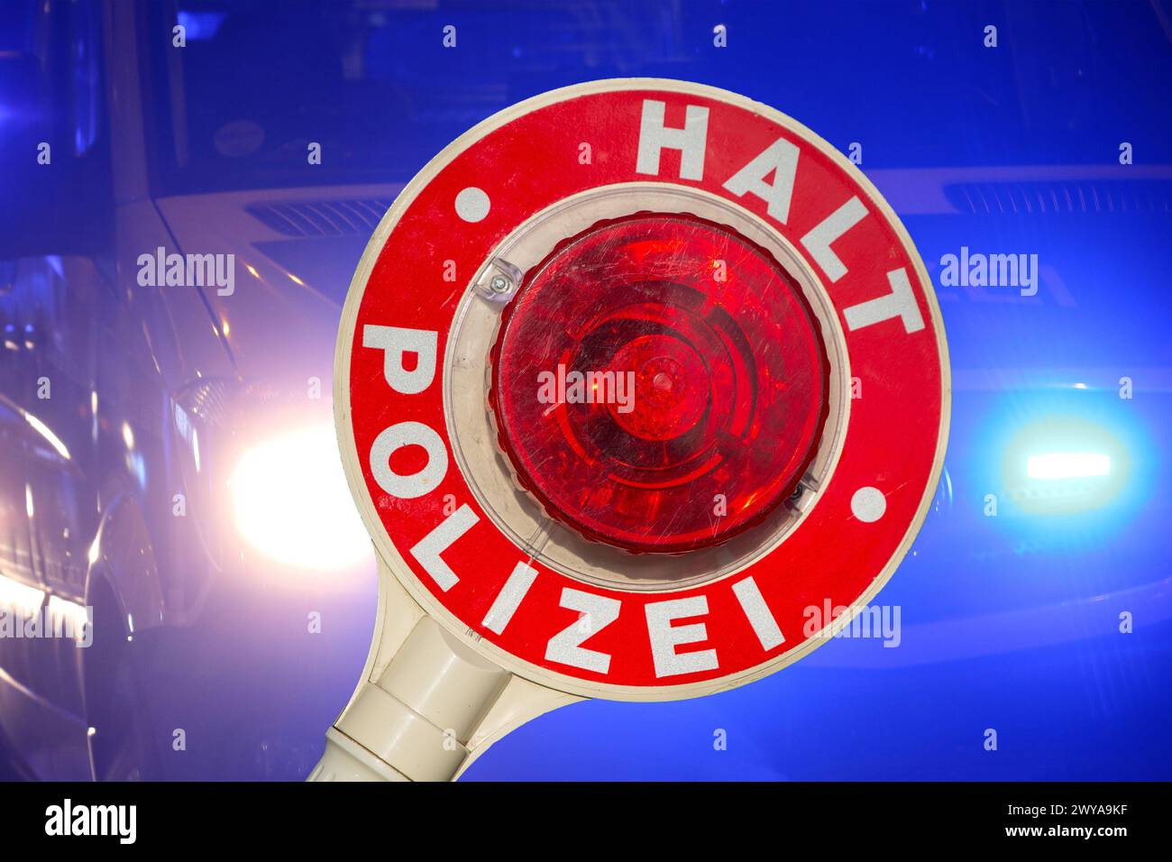 Controllo di polizia (Germania): Primo piano di una cazzuola di polizia con l'iscrizione STOP POLIZEI (Stop Police) di fronte a un veicolo di polizia (composizione) Foto Stock Controllo di polizia (Germania): Primo piano di una cazzuola di polizia con l'iscrizione STOP POLIZEI (Stop Police) di fronte a un veicolo di polizia (composizione) Foto Stock