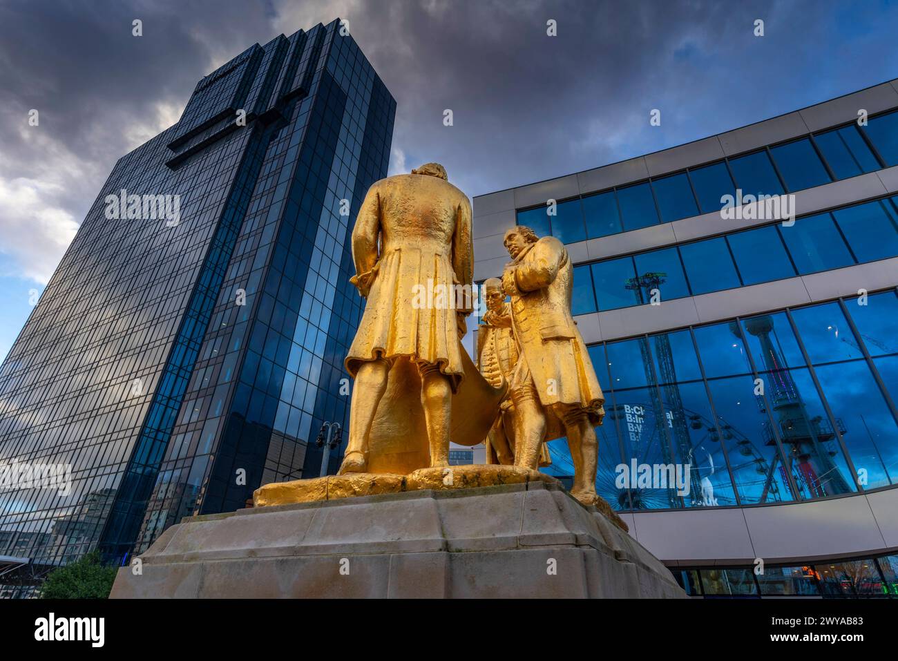 Veduta della statua di Boulton, Murdoch e Watt e degli edifici contemporanei, Birmingham, West Midlands, Inghilterra, Regno Unito, copyright Europa: FrankxF Foto Stock