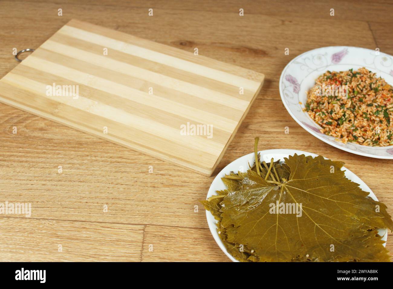 Preparazione dell'involucro ripieno di riso. Cucina greca o turca preparazione Yaprak Sarma o Dolma. Cibo tradizionale dell'egeo in Turchia. Foto Stock