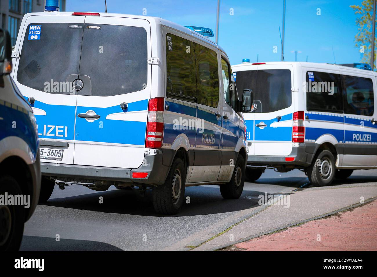 31.03.2024, Köln, Großeinsatz der Polizei Symbolbild Polizeieinsatz Bereitschaftsdienst der Hundertschaft bei einem Fußballspiel Nordrhein-Westfalen Deutschland *** 31 03 2024, Colonia, operazione di polizia su larga scala immagine simbolica della polizia servizio di guardia dell'unità di polizia in una partita di calcio Nord Renania-Vestfalia Germania Foto Stock