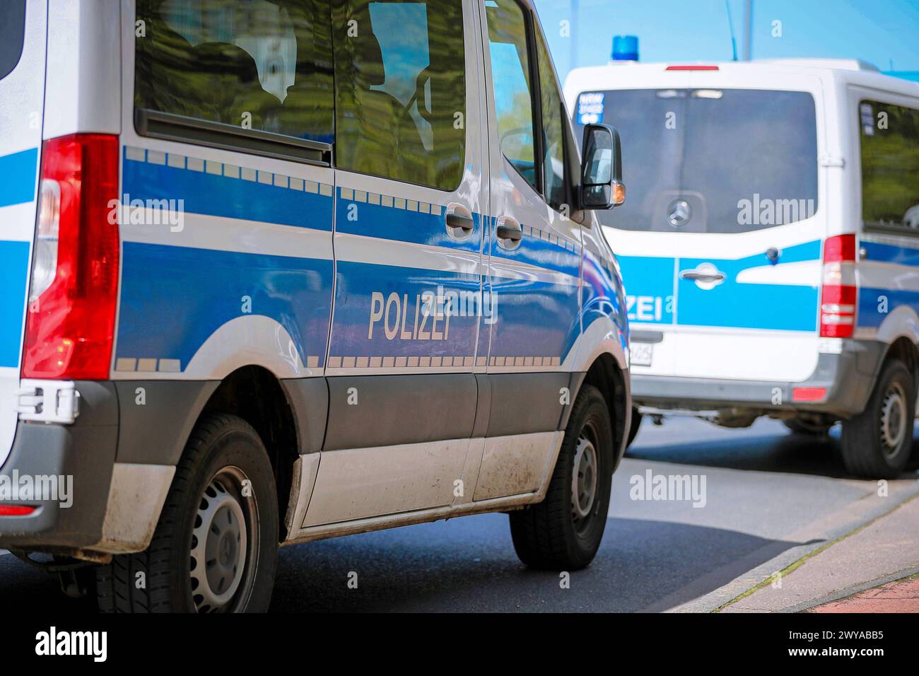 31.03.2024, Köln, Großeinsatz der Polizei Symbolbild Polizeieinsatz Bereitschaftsdienst der Hundertschaft bei einem Fußballspiel Nordrhein-Westfalen Deutschland *** 31 03 2024, Colonia, operazione di polizia su larga scala immagine simbolica della polizia servizio di guardia dell'unità di polizia in una partita di calcio Nord Renania-Vestfalia Germania Foto Stock