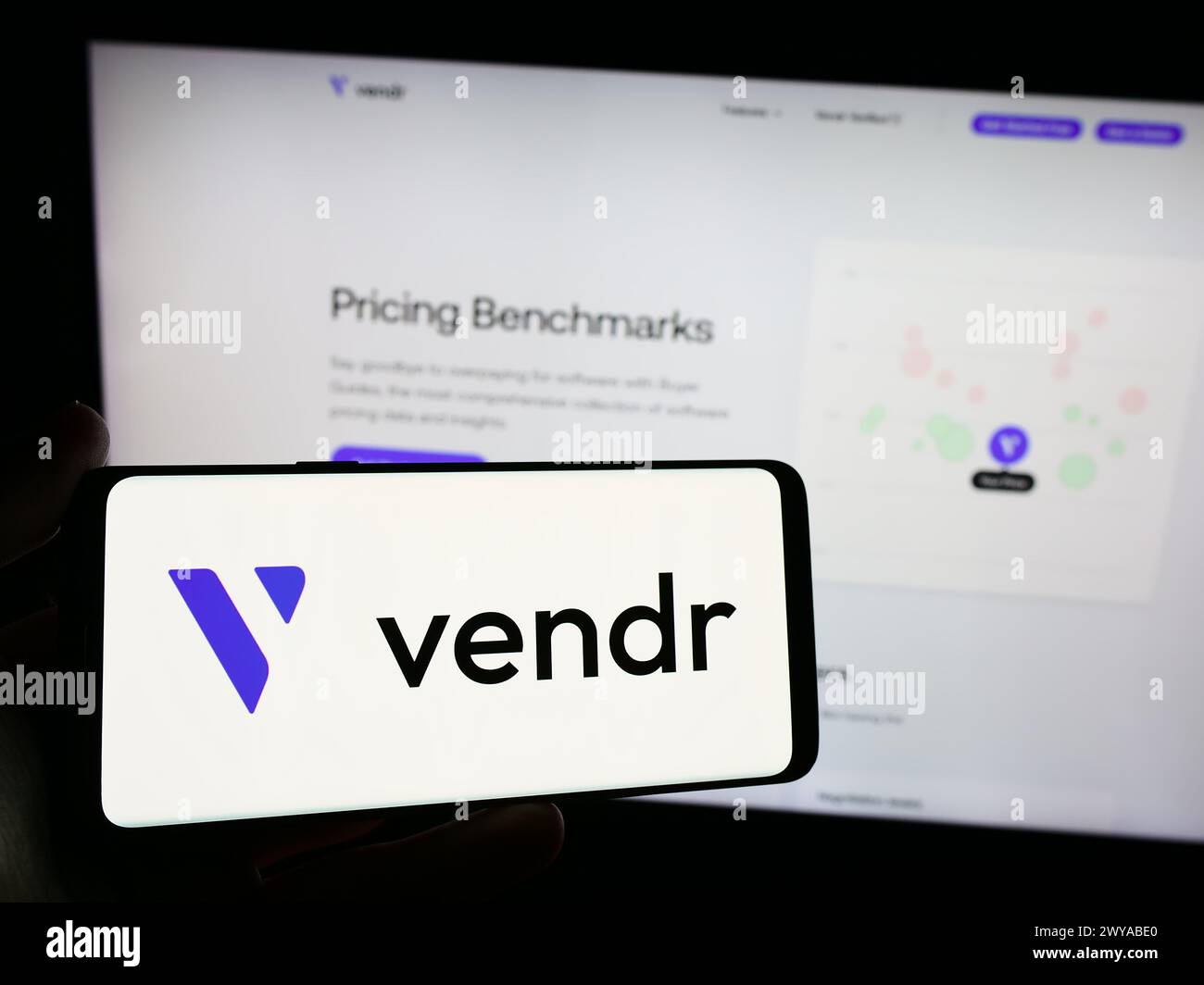Persona che detiene lo smartphone con il logo della società di approvvigionamento software statunitense Vendr Inc. Davanti al sito Web. Mettere a fuoco il display del telefono. Foto Stock