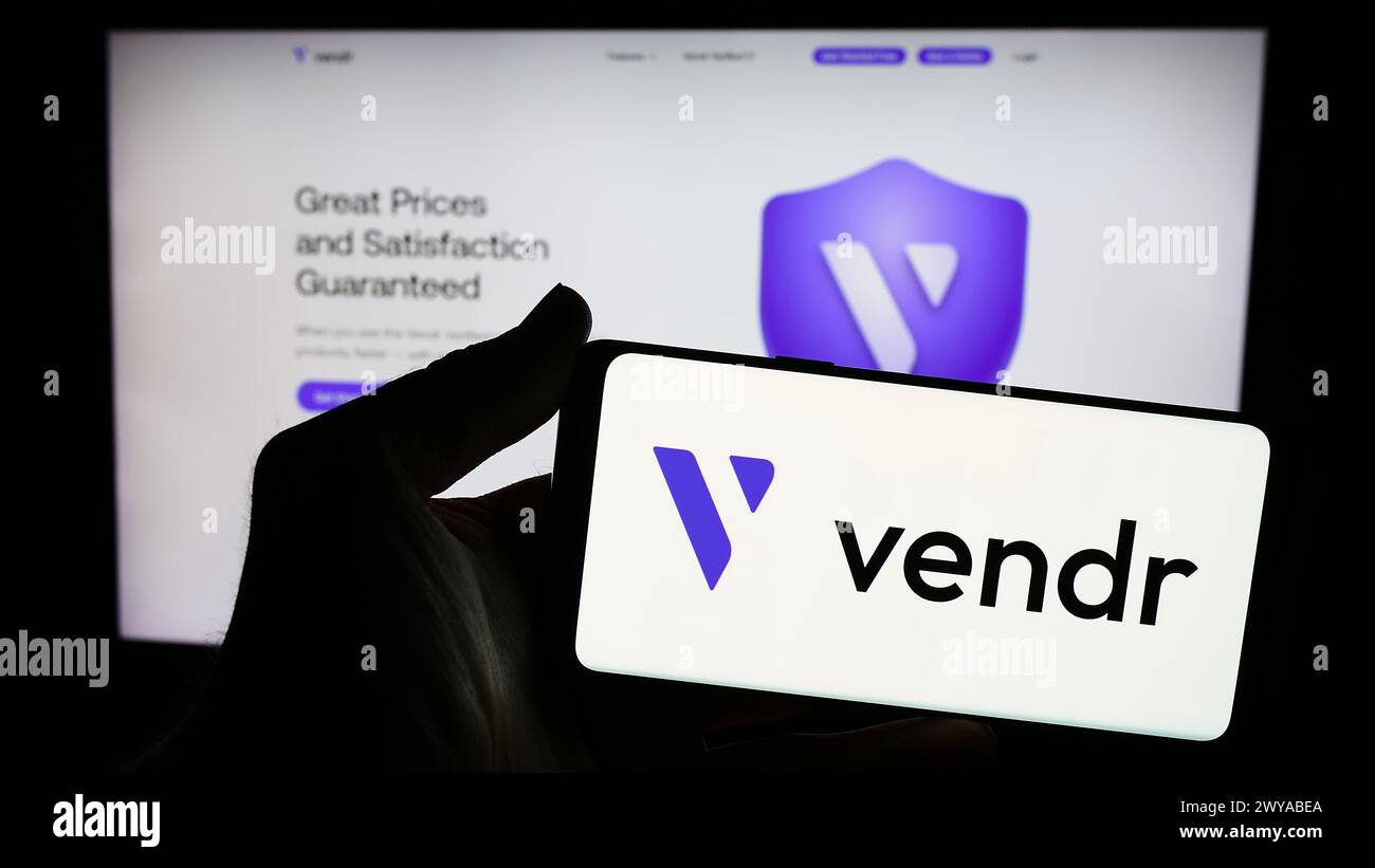 Persona che detiene un cellulare con il logo della società di approvvigionamento software statunitense Vendr Inc. Di fronte alla pagina Web aziendale. Mettere a fuoco il display del telefono. Foto Stock