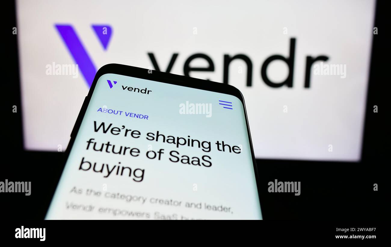 Telefono cellulare con sito Web della società di approvvigionamento software statunitense Vendr Inc. Davanti al logo aziendale. Mettere a fuoco in alto a sinistra sul display del telefono. Foto Stock