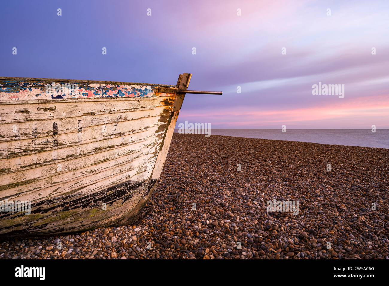 Barca all'alba sulla spiaggia singola di Aldeburgh. Foto Stock