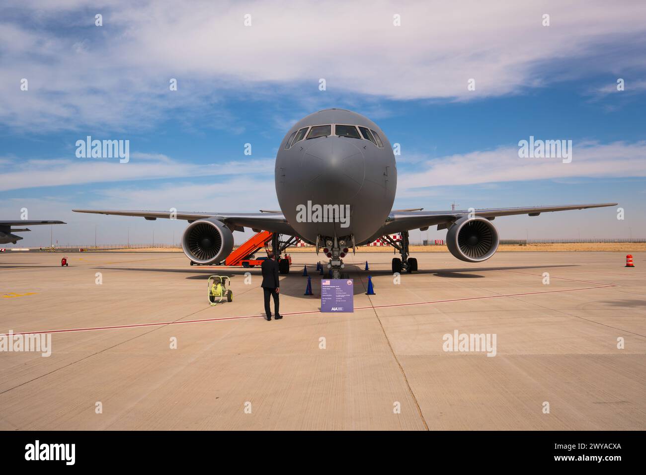 Boeing KC-46 dell'aeronautica militare STATUNITENSE in mostra al Dubai Air Show nel 2023. Cielo parzialmente nuvoloso. Aeroplano di colore grigio. Foto Stock