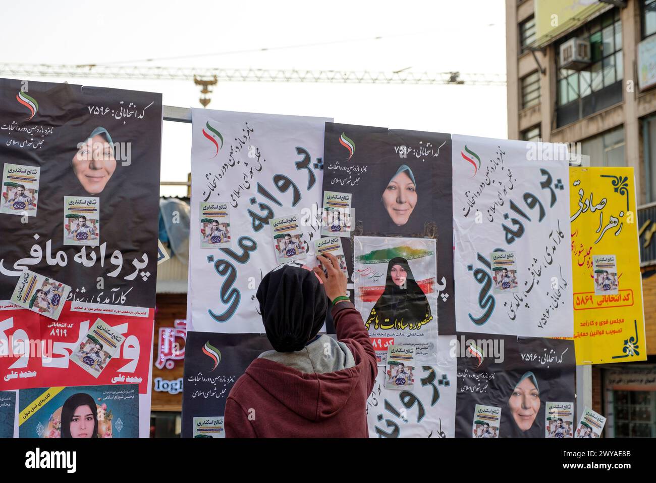 Elezioni parlamentari iraniane e manifesti dei candidati per le strade di Teheran. Ci sono pochi partiti politici in Iran e ci sono molti individui. Foto Stock