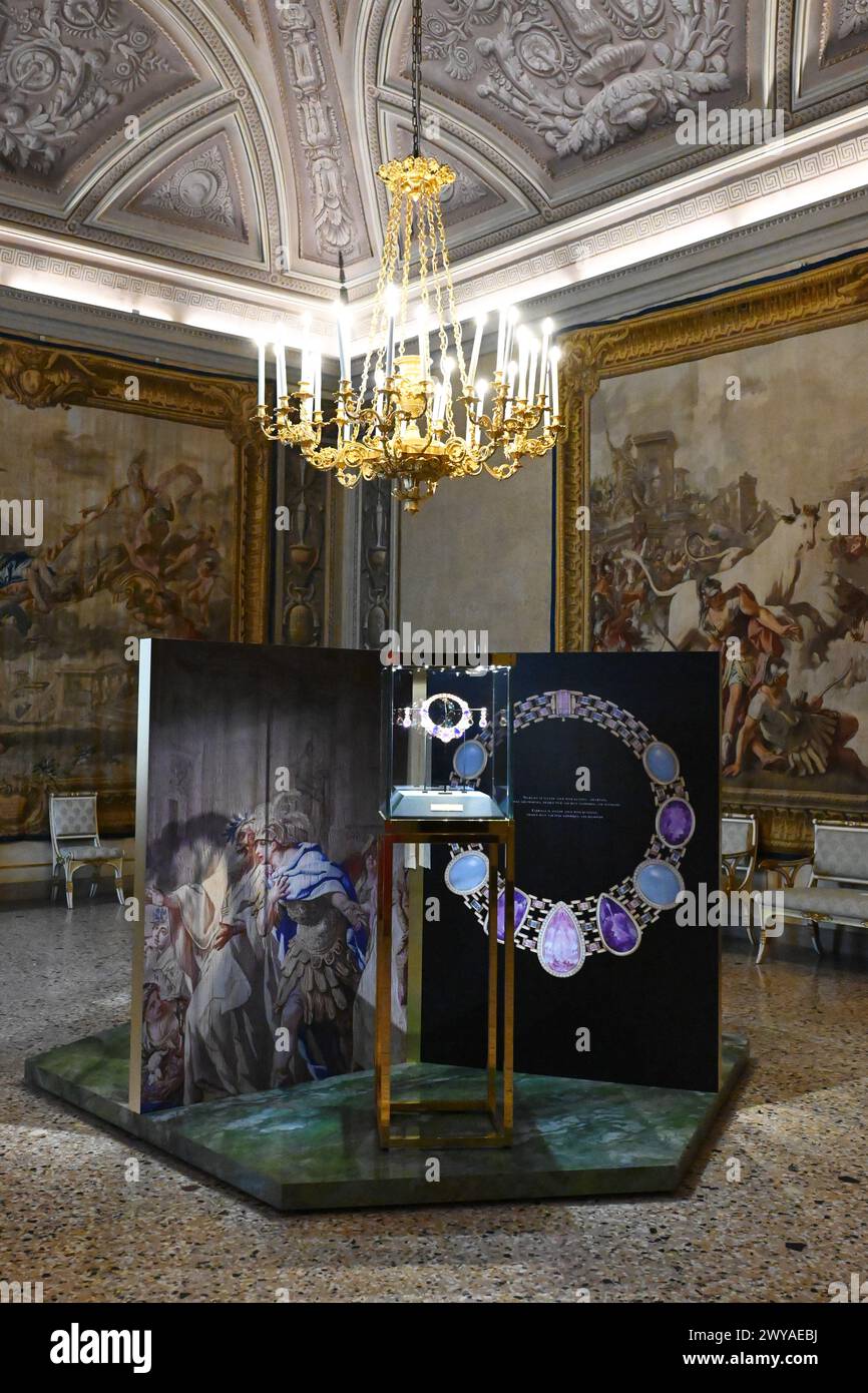 Milano, Italia. 5 aprile 2024. Milano, Italia dal cuore alle mani Dolce&Gabbana la mostra che celebra la storia artistica e creativa di Domenico Dolce e Stefano Gabbana sul palco di Palazzo reale Milano dal 7 aprile al 31 luglio 2024. A cura di Florence Müller, promossa dal comune di Milano Cultura e prodotto da Palazzo reale nella foto:location mostra con opere esposte Credit: Independent Photo Agency/Alamy Live News Foto Stock