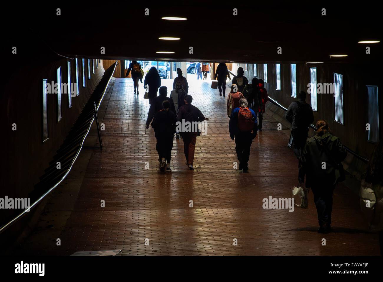 I passeggeri tornavano a casa da una stazione della metropolitana Foto Stock