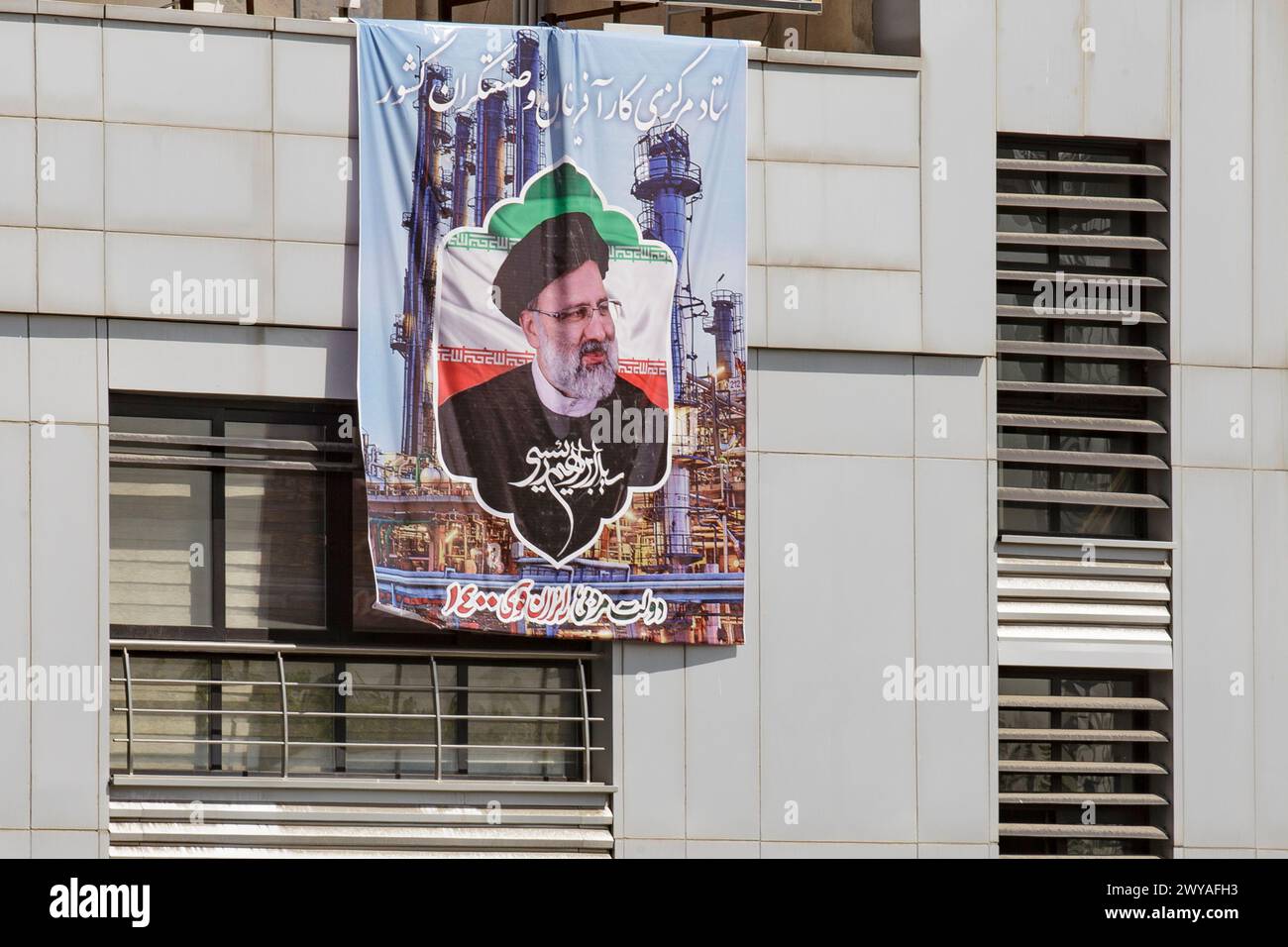 Uno striscione di Ebrahim Raisi per le elezioni presidenziali è appeso a un edificio. È stato giurista e giudice capo della Repubblica islamica dell'Iran. Foto Stock