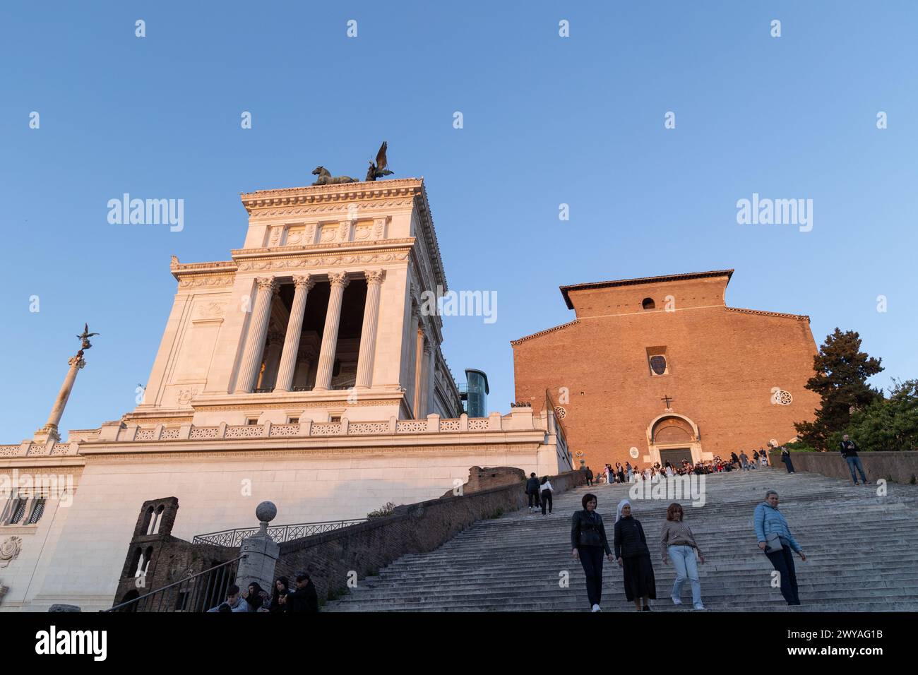 Turisti sulla scalinata di Ara Coeli al tramonto a Roma (foto di Matteo Nardone / Pacific Press/Sipa USA) Foto Stock