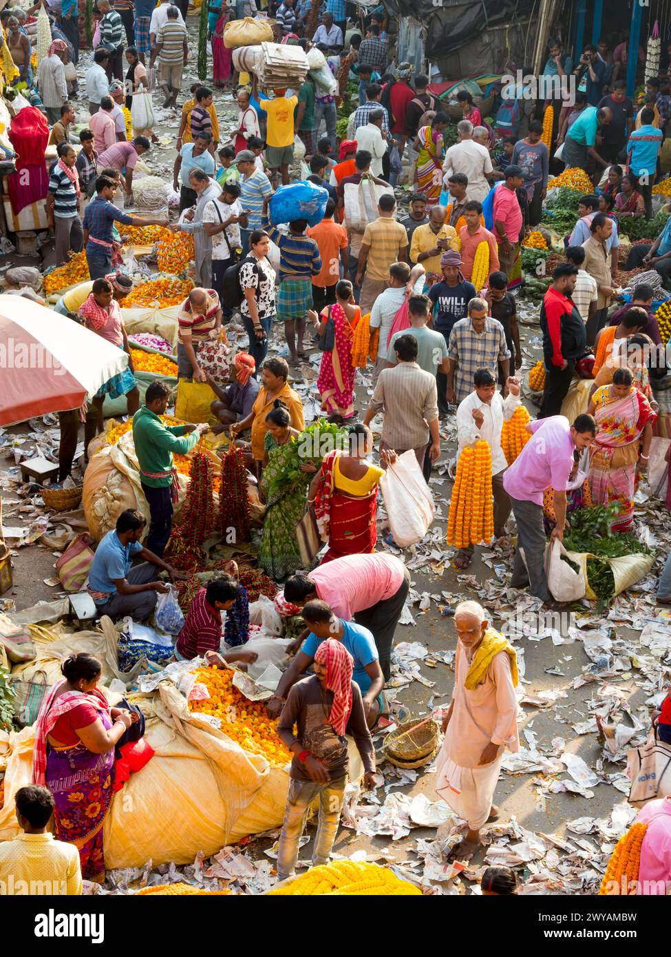 India, Kolkata, Howrah Bridge, mercato dei fiori Mullick Ghat Foto Stock