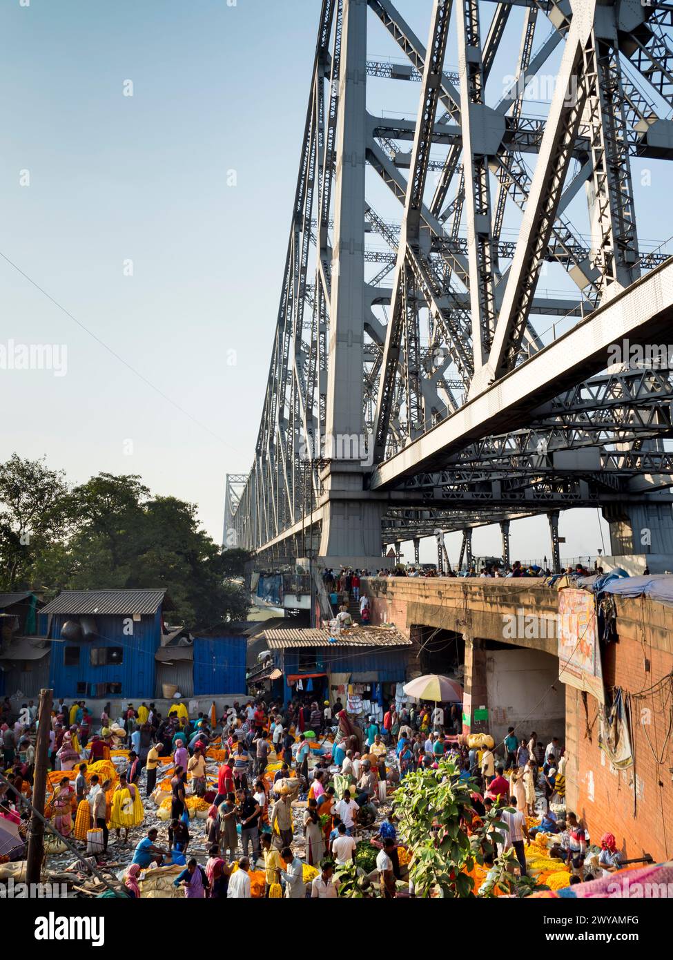 India, Kolkata, Howrah Bridge, mercato dei fiori Mullick Ghat Foto Stock