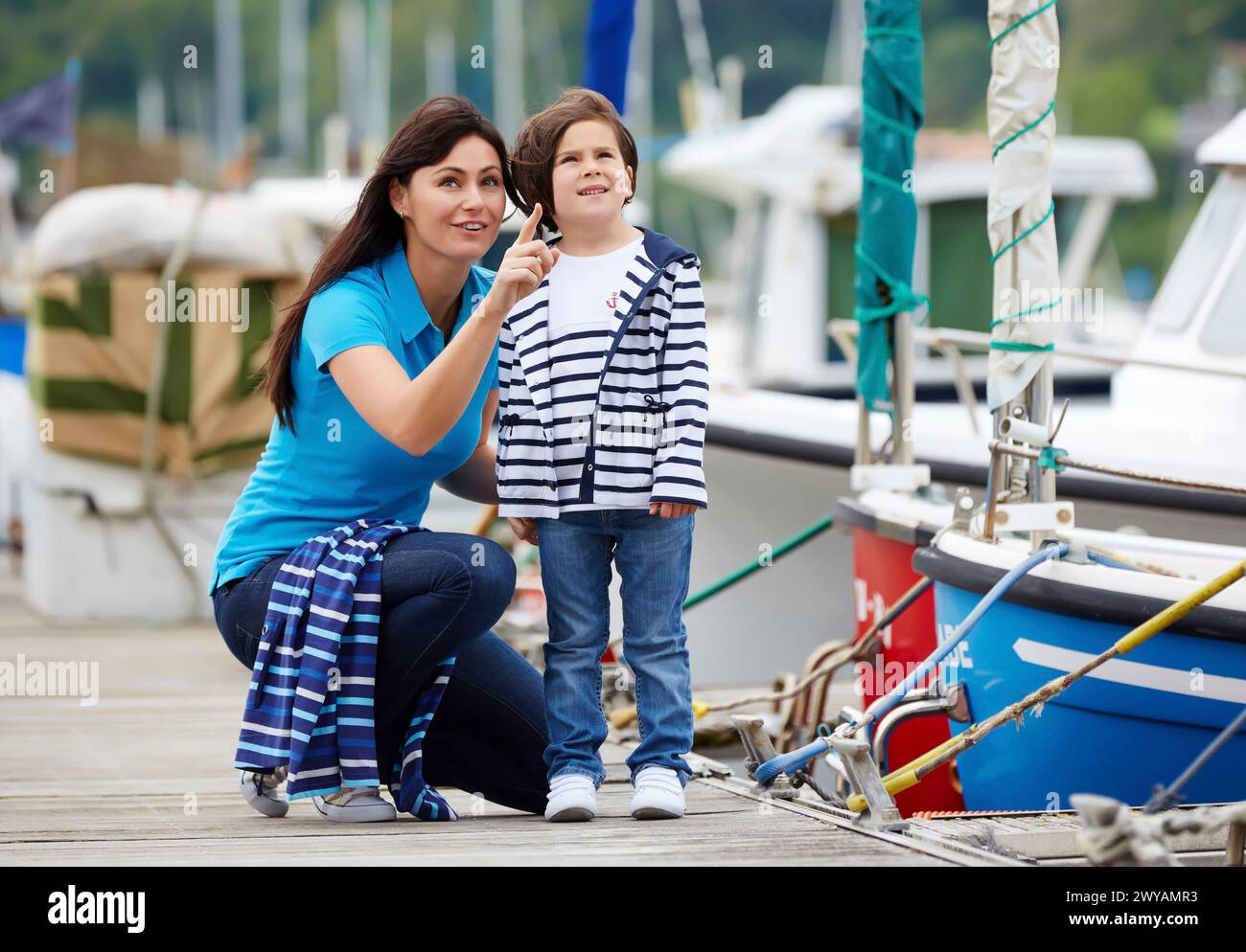 Madre e figlia nel porto. Porta. Getaria. Gipuzkoa. Paesi Baschi. Spagna. Foto Stock