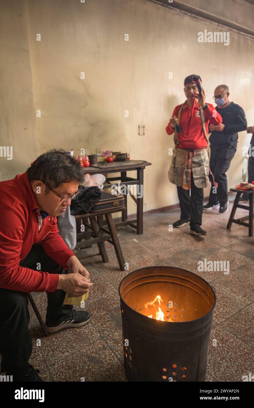 Uno sciamano tradizionale che esegue un rituale con offerte agli antenati su un altare nel tempio di Donggyue Hall Foto Stock