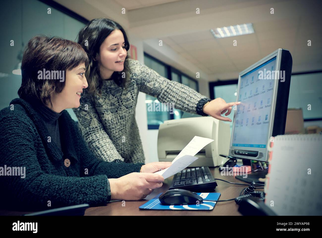 Amministrazione dell'ufficio. Indecober lavorato a macchina. Lavorazione di parti di precisione in serie. Industria automobilistica. Berriz. Bizkaia. Paesi Baschi. Spagna. Foto Stock