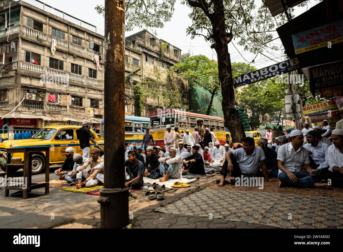 Kolkata, India. 5 aprile 2024. Centinaia di persone si sono riunite nella M G Road, College Stree a Jamat UL-Vida. (Foto di Swattik Jana/Pacific Press) credito: Pacific Press Media Production Corp./Alamy Live News Foto Stock