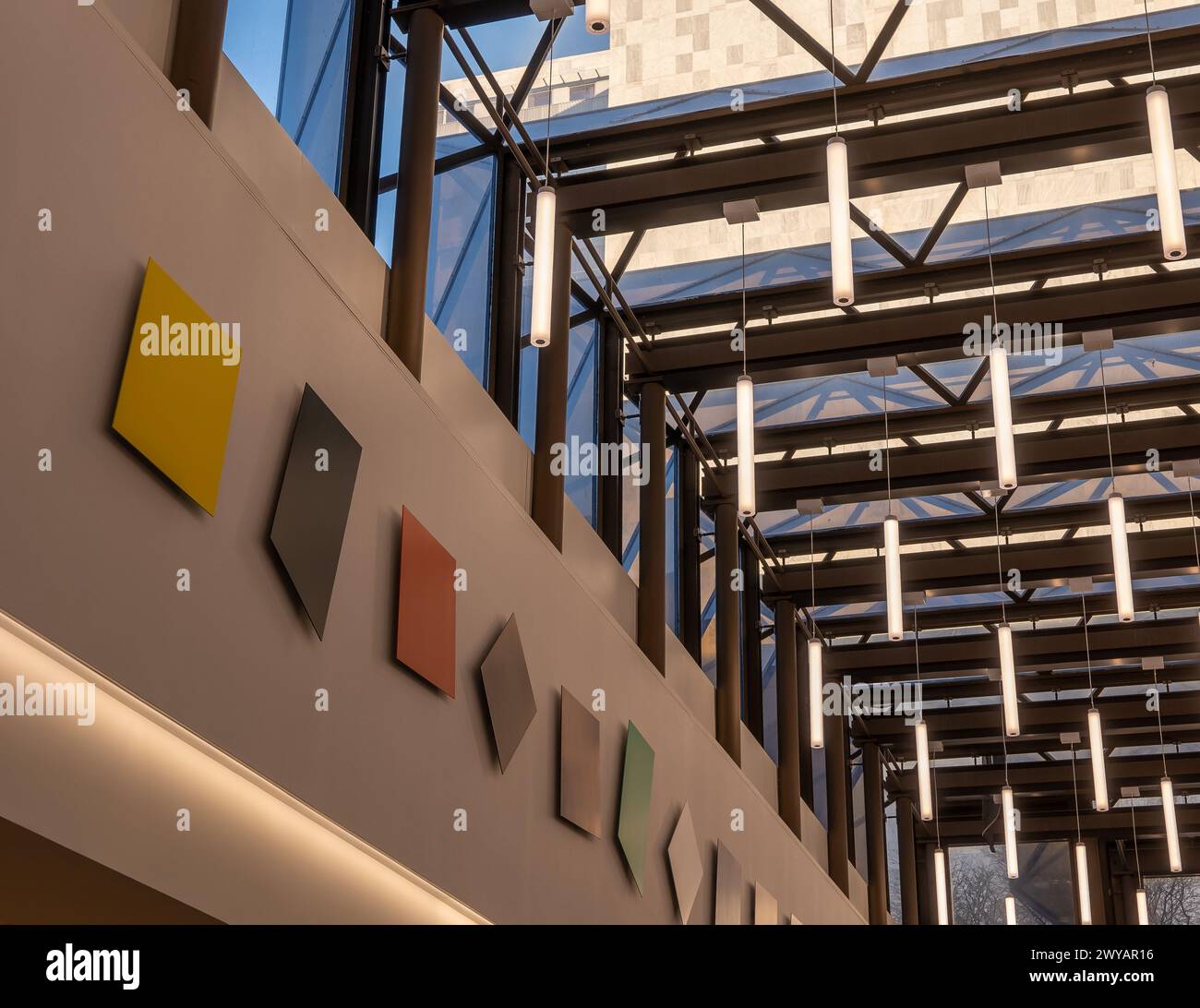 ROCHESTER, Minnesota – 14 dicembre 2023: Vista dell'area d'attesa al piano inferiore dell'edificio Hilton sul Mayo Campus, con un soffitto di vetro attraverso il quale il Mayo Bu Foto Stock