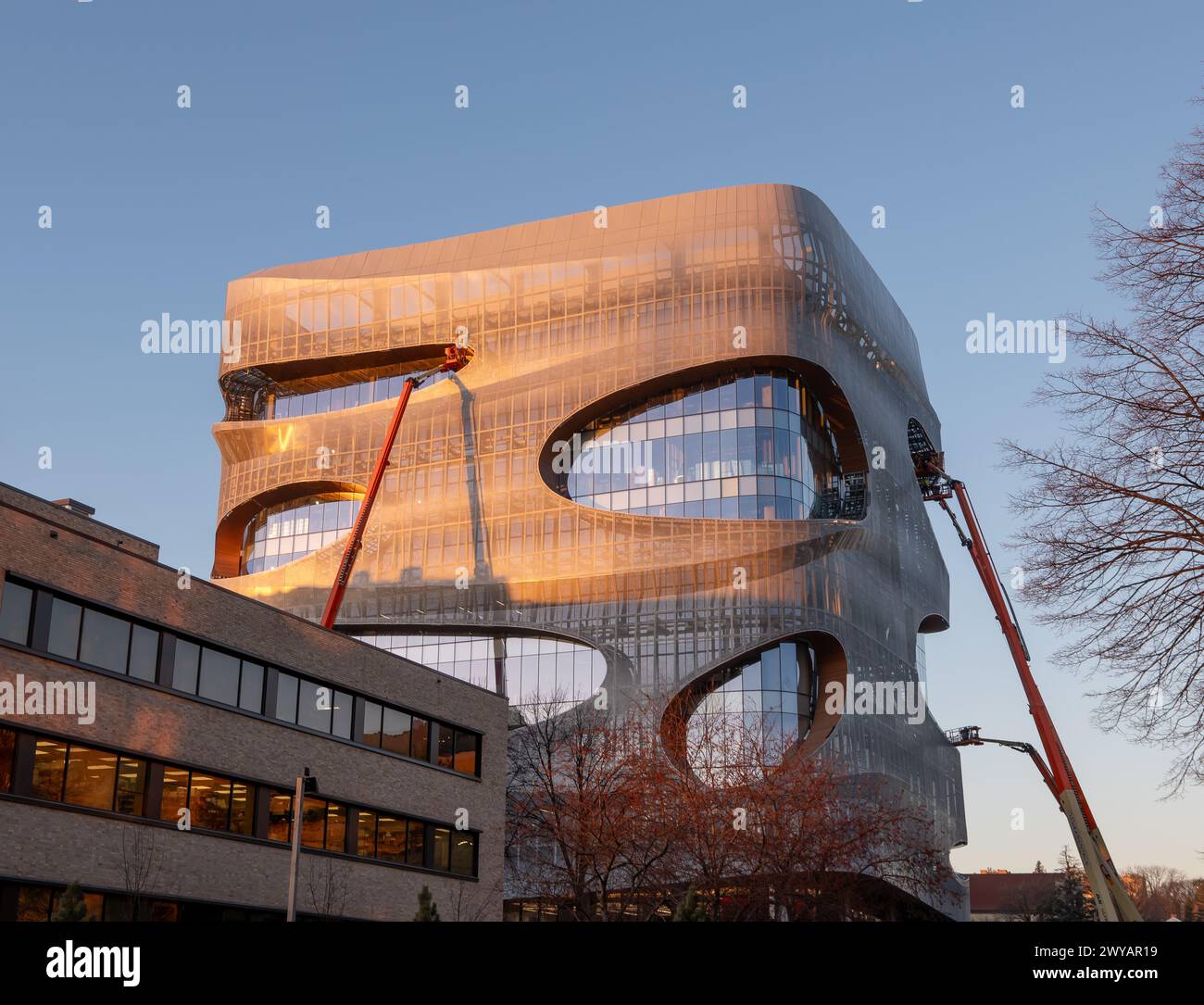 ROCHESTER, Minnesota – 14 dicembre 2023: Il nuovo Kellen Building nel Mayo Campus in Minnesota ha un design architettonico dell'era spaziale. Visto in mattinata li Foto Stock