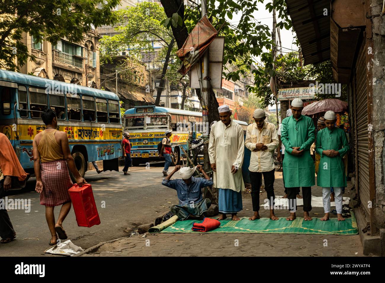 Kolkata, Bengala Occidentale, India. 5 aprile 2024. Centinaia di persone si sono riunite nella M G Road, College Stree a Jamat UL-Vida. (Credit Image: © Swattik Jana/Pacific Press via ZUMA Press Wire) SOLO PER USO EDITORIALE! Non per USO commerciale! Foto Stock