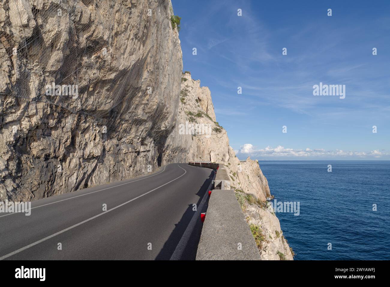 La splendida strada costiera in alta quota lungo la costa ligure, Italia Foto Stock