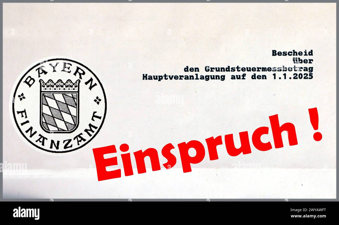 Hier der Blick auf ein Anschreiben vom Finanzamt Bayern zur Festsetzung der Grundsteuer, Bescheid über den Grundsteuermessbetrag Hauptveranlagung auf den 01.01.2025, hier mit dem Zusatz: Einspruch, Symbolbild Foto Stock