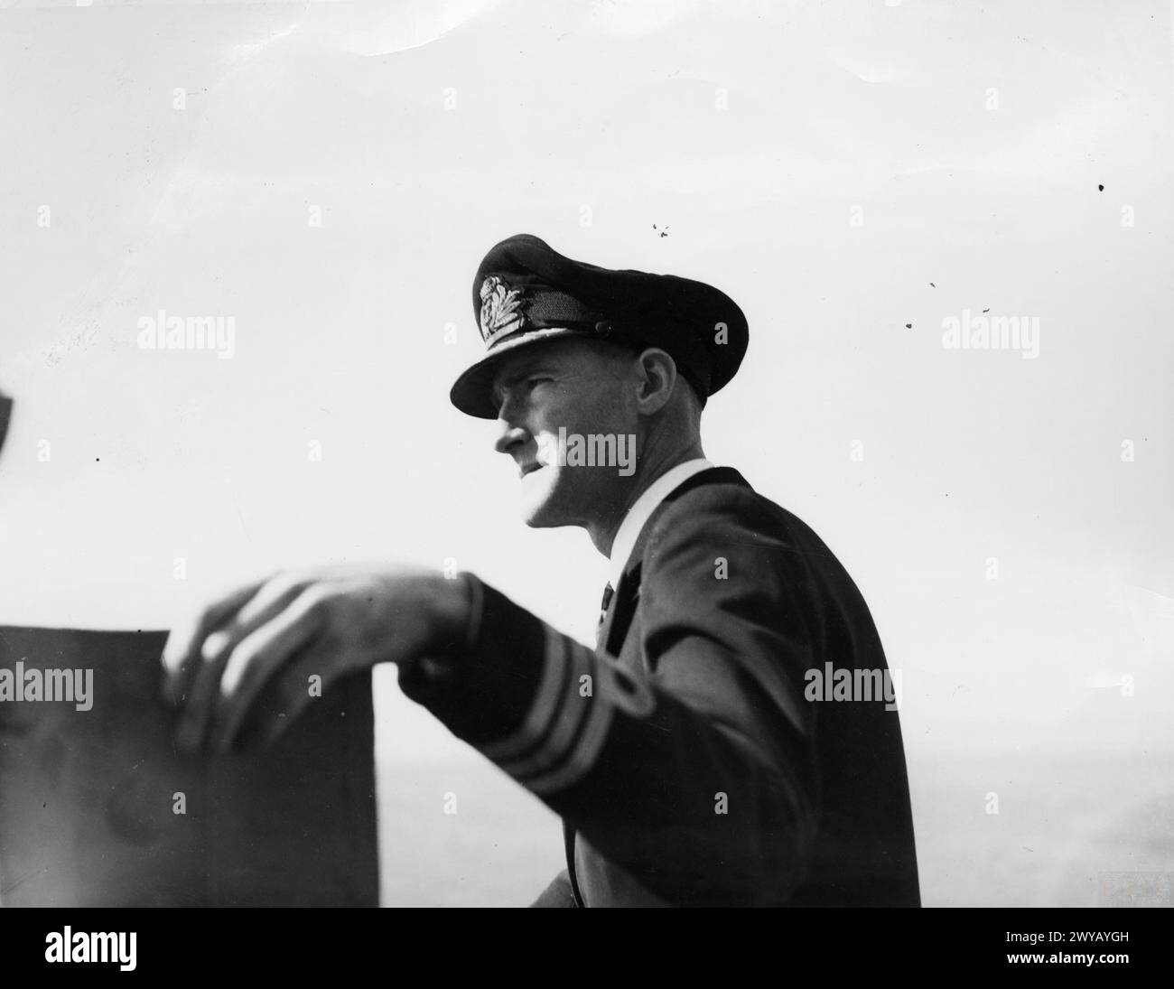 Il comandante J D Shaw-Hamilton è ufficiale esecutivo e secondo in comando a bordo della HMS Howe nell'agosto 1942. Foto Stock