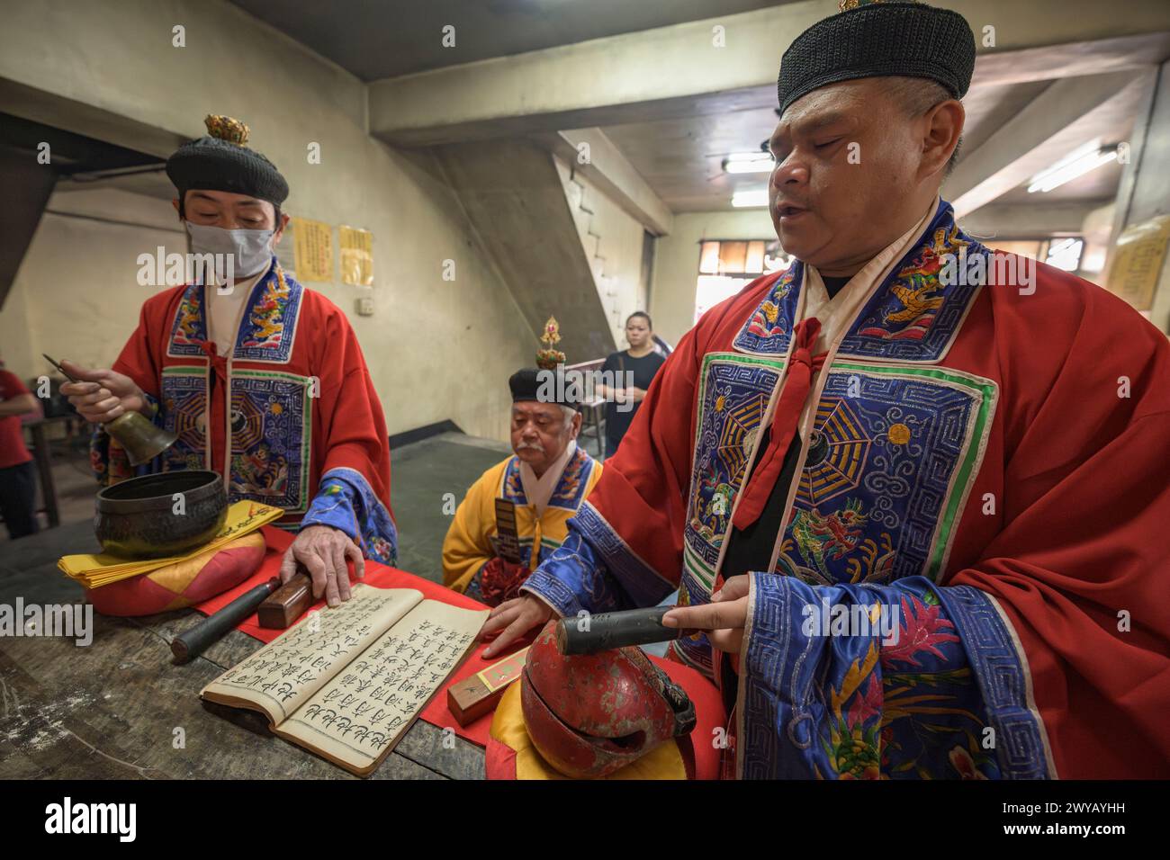 Uno sciamano tradizionale che esegue un rituale con offerte agli antenati su un altare nel tempio di Donggyue Hall Foto Stock