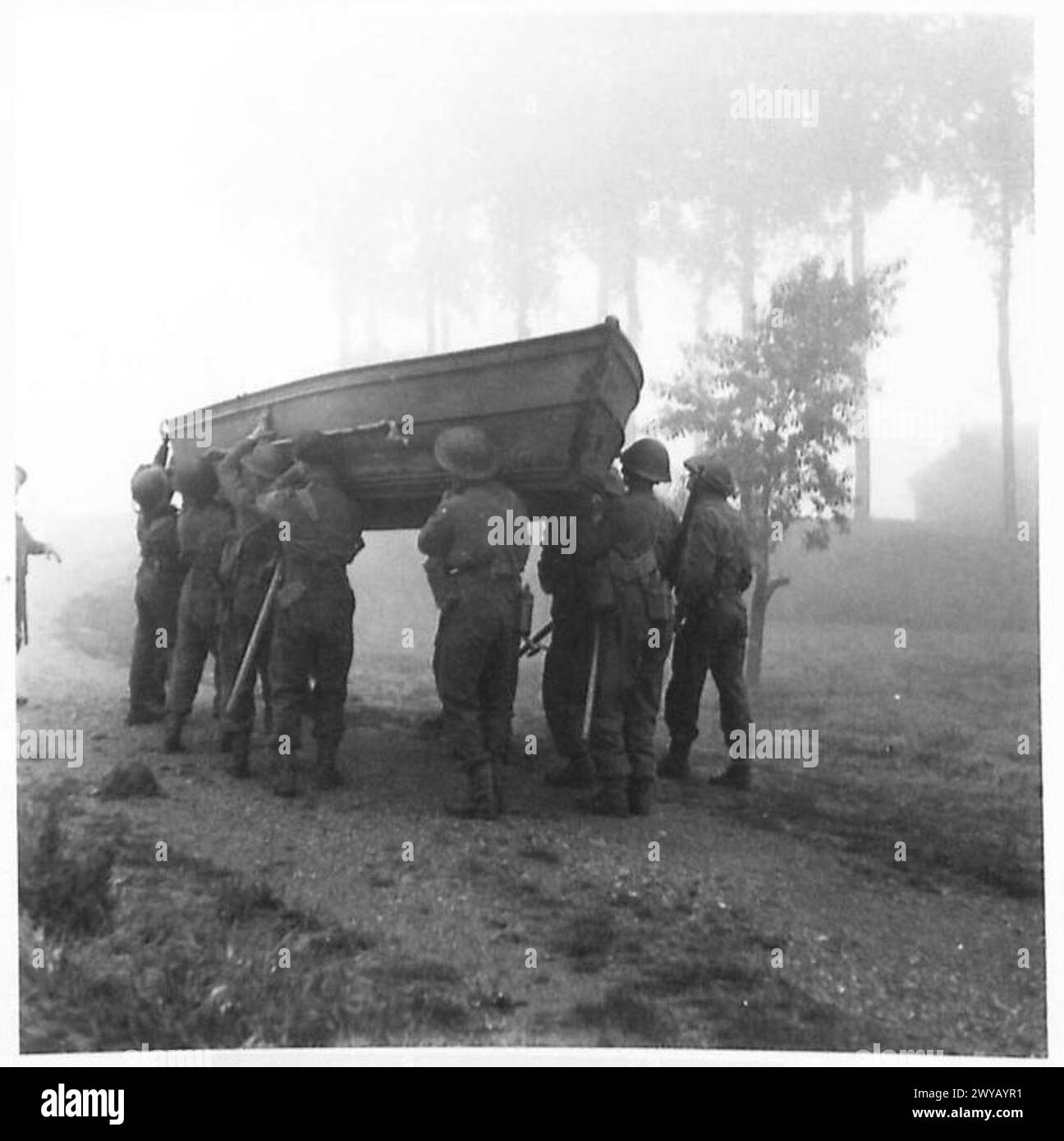 Una zattera di classe 5 e una barca d'assalto sono utilizzate dall'esercito britannico, il 21st Army Group, per consentire a una parte di copertura di attraversare un canale durante le operazioni. Foto Stock