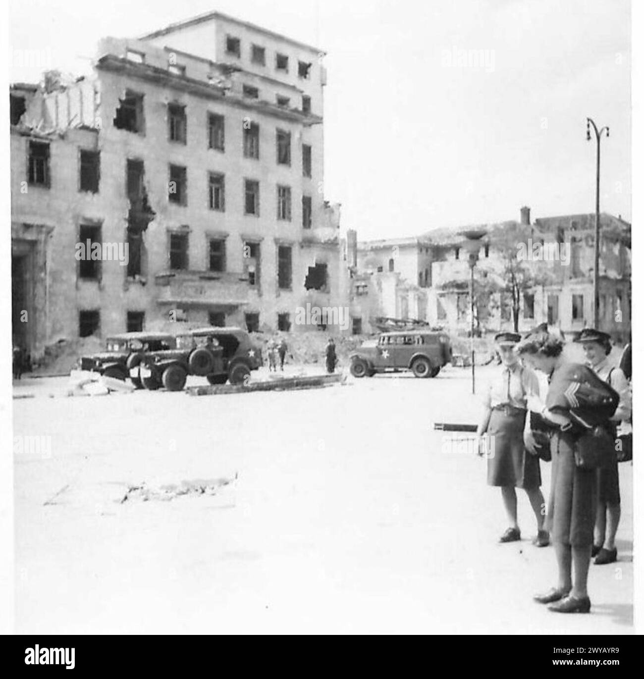Il sergente W. Vardy, precedentemente del 139 Anti-Aircraft Regiment, è fotografato con due compagni fuori dalla Cancelleria di Hitler a Berlino durante una visita del servizio territoriale ausiliario. L'immagine è un negativo fotografico in tempo di guerra del British Army, 21st Army Group. Foto Stock