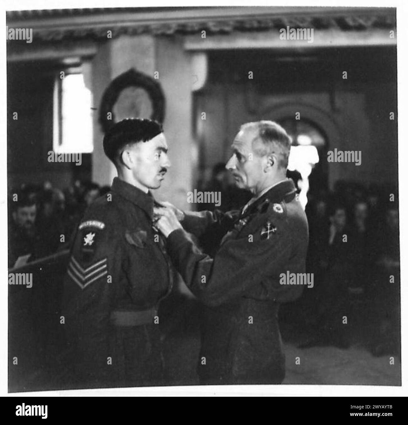 Il sergente S. Edwards del 5th Battalion, Wiltshire Regiment, riceve la Military Medal. Foto Stock