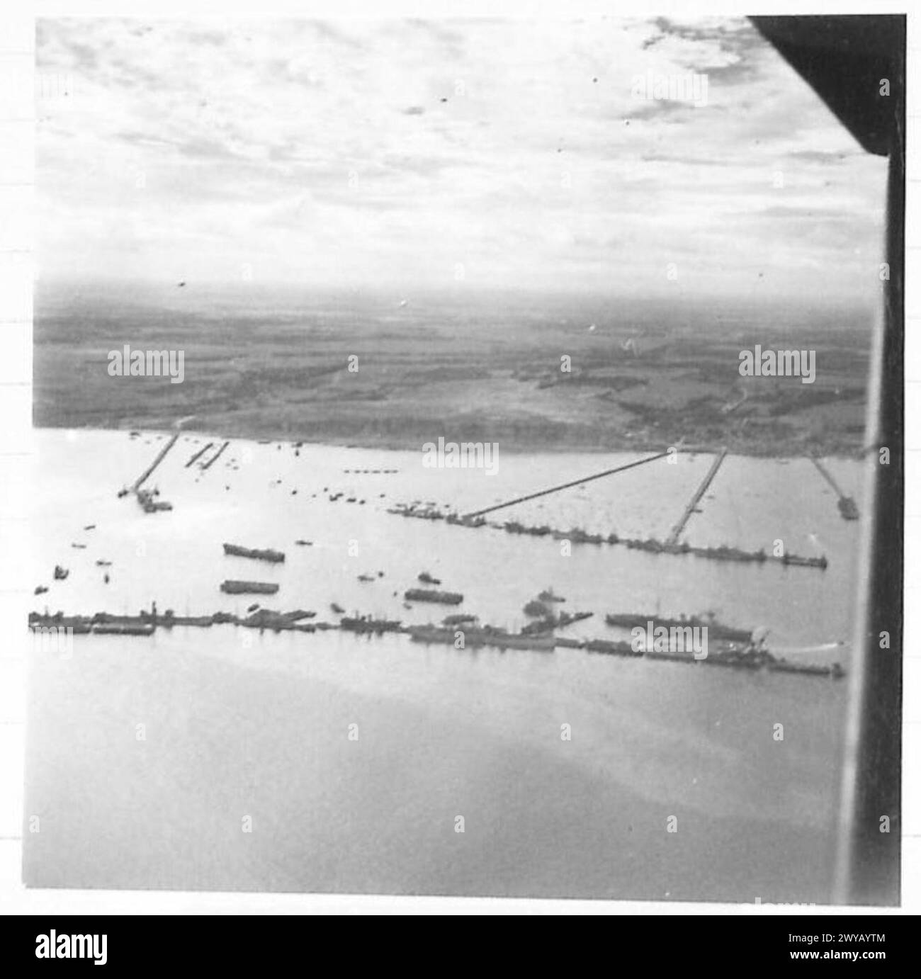Le fotografie aeree di Mulberry B ad Arromanches mostrano il porto prefabbricato costruito dall'esercito britannico, 21st Army Group, per supportare la logistica alleata durante gli sbarchi in Normandia nel 1944. Foto Stock