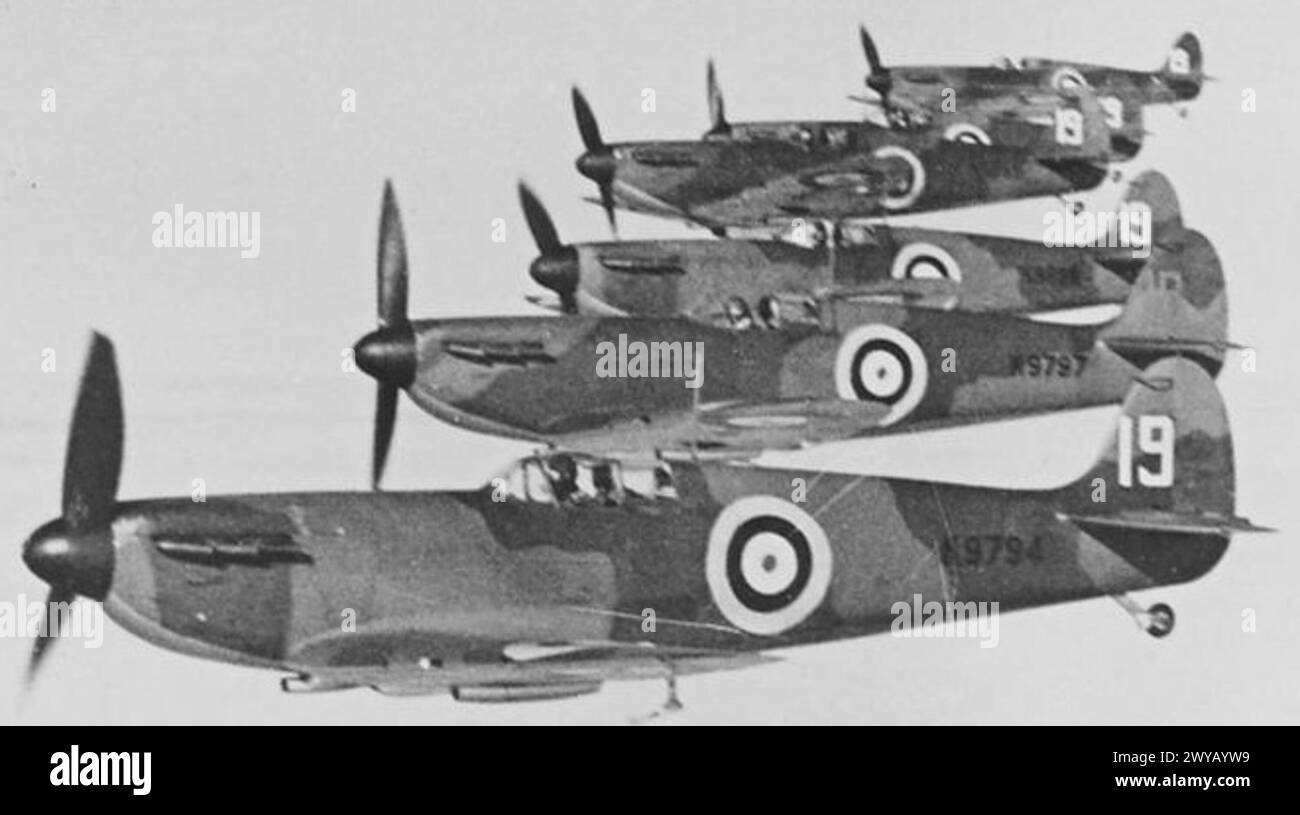 I caccia Spitfire del No. 19 Squadron volano in formazione sotto il RAF Fighter Command nell'ottobre 1938, dimostrando tattiche aeree pre-seconda guerra mondiale e coordinamento. Foto Stock