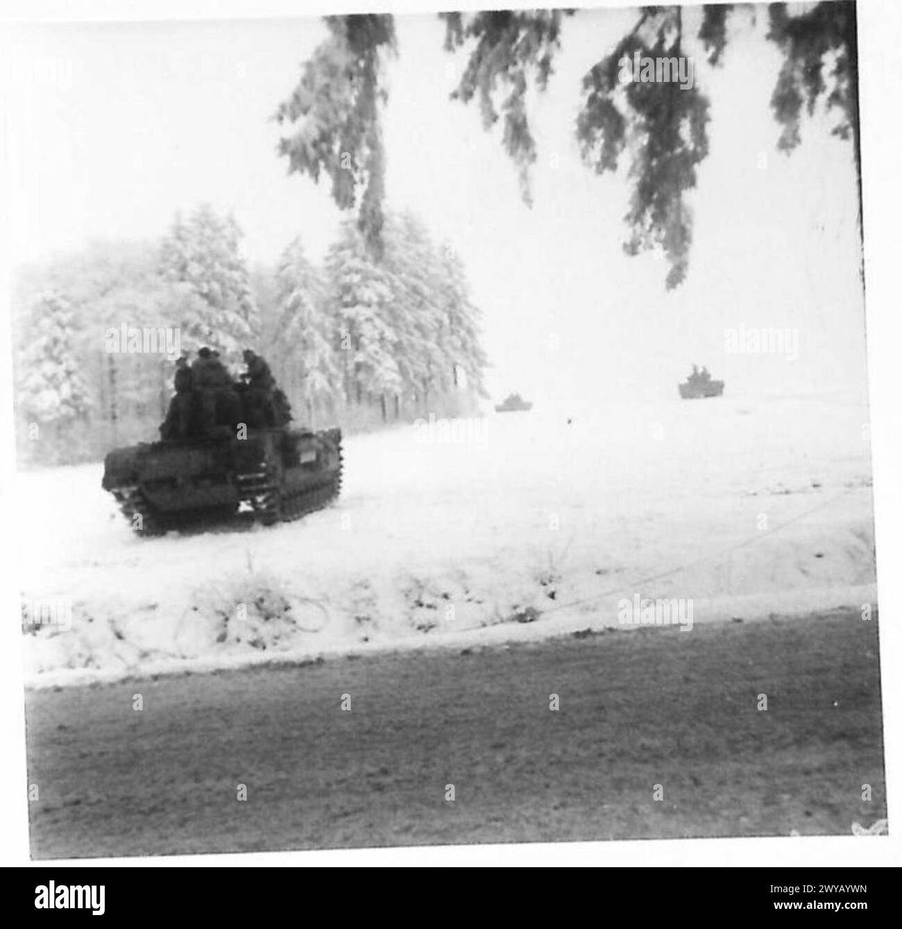 I carri armati dell'esercito britannico si spostano nelle posizioni di attacco in avanti nelle Marche durante i preparativi per le operazioni di combattimento da parte del 21st Army Group. Foto Stock